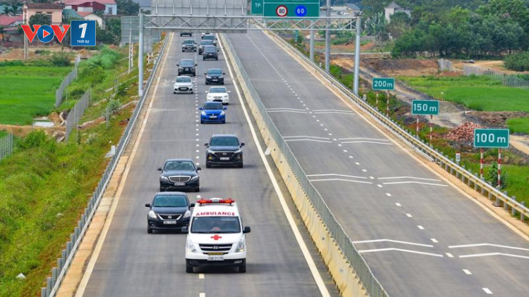 THỜI SỰ 21H30 ĐÊM 06/2/2024: Bắt đầu từ hôm nay, phương tiện đã được chạy với tốc độ tối đa 90km mỗi giờ trên 6 tuyến cao tốc 4 làn xe hạn chế, thay cho tốc độ tối đa 80km/h trước kia