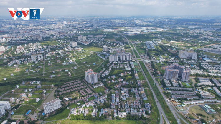 Thị trường bất động sản trầm lắng, vì sao giá chung cư tăng cao? (13/03/2024)