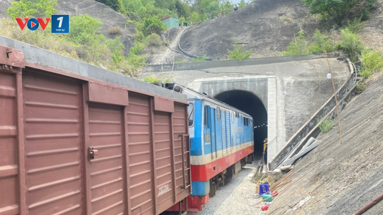 THỜI SỰ 18H CHIỀU 31/5/2024: Thông tuyến đường sắt Bắc- Nam sau 10 ngày ách tắc vì sạt lở hầm Chí Thạnh.