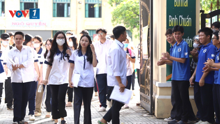 THỜI SỰ 18H CHIỀU 27/6/2024: Hơn 1 triệu thí sinh trong cả nước hoàn thành ngày thi đầu tiên kỳ thi tốt nghiệp THPT năm 2024 với 2 ngôn Ngữ Văn và Toán. Nhiều thí sinh và giáo viên đánh giá, đề thi năm nay vừa sức và có sự phân hóa cao.