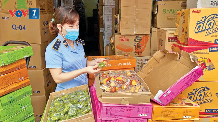 Lực lượng quản lý thị trường tăng cường kiểm tra, ngăn chặn vi phạm về an toàn thực phẩm dịp Tết Trung thu (13/8/2024)