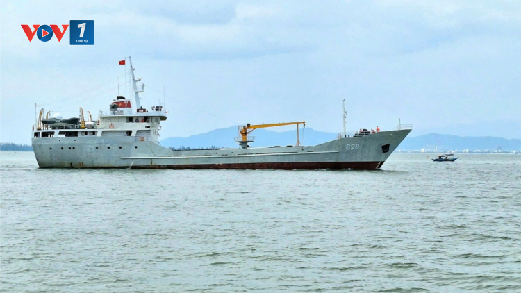 Tàu 628 Vùng 3 Hải quân luôn sát cánh cùng ngư dân mùa mưa bão (11/09/2024)