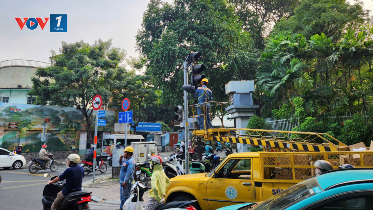 THỜI SỰ 18H CHIỀU 10/1/2025: TPHCM lắp đèn giao thông tín hiệu mũi tên xanh tại nhiều giao lộ nội đô, cho phép xe máy rẽ phải khi đèn đỏ, nhằm giảm ùn tắc.