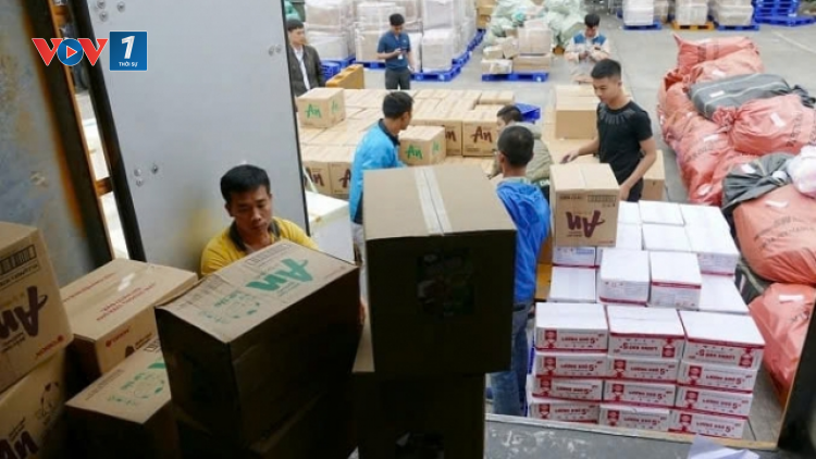 THỜI SỰ 21H30 ĐÊM 4/1/2025: Bãi bỏ quy định miễn thuế đối với hàng nhập khẩu gửi qua dịch vụ chuyển phát nhanh có giá trị từ 1 triệu đồng trở xuống.