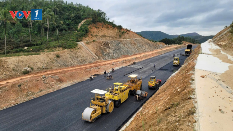 Tăng ca, tăng kíp thi công cao tốc Bắc - Nam qua tỉnh Phú Yên (5/1/2025)