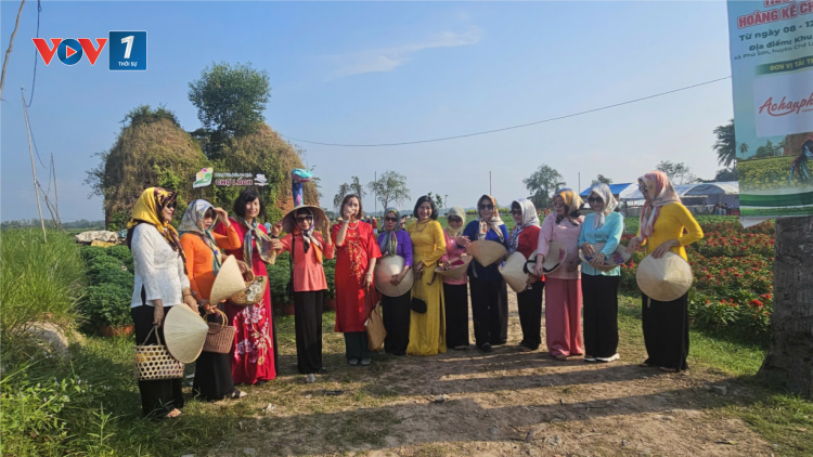 Bến Tre: Tưng bừng lễ hội Hoa - kiểng “ Sắc màu Chợ Lách” (8/1/2025)