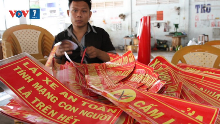 Không có quy định bắt buộc chủ phương tiện kinh doanh vận tải ô tô phải mua và niêm yết khẩu hiệu “Lái xe an toàn, tính mạng con người là trên hết” (Thời sự đêm 25/12/2015)