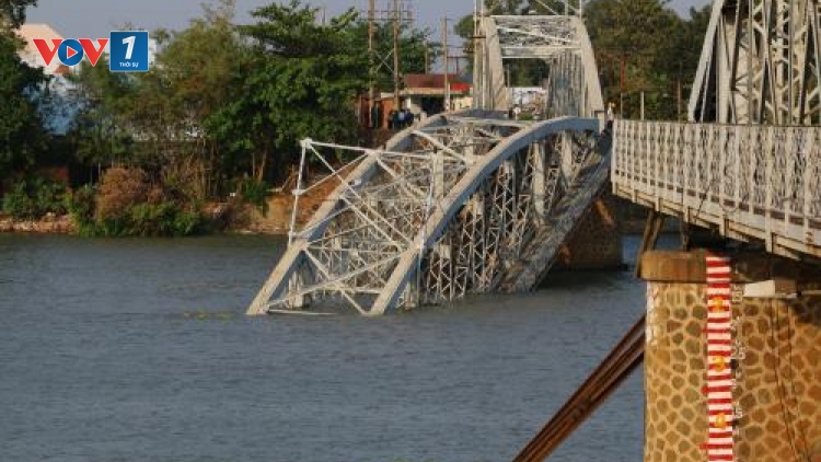 Viện Kiểm sát nhân dân tỉnh Đồng Nai khởi tố và bắt tạm giam chủ và lái tàu gây tai nạn đâm sập cầu Ghềnh. (Thời sự đêm 30/3/2016)