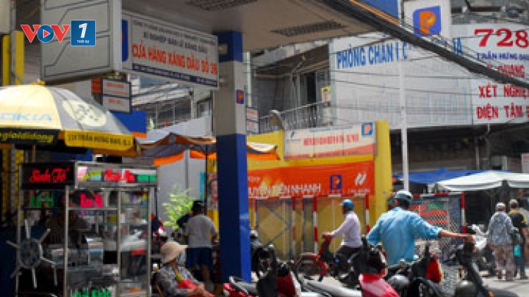 Thành phố Hồ Chí Minh lo lắng trước những cây xăng không đảm bảo an toàn phòng cháy chữa cháy trong khu dân cư. (Thời sự chiều 02/4/2016)