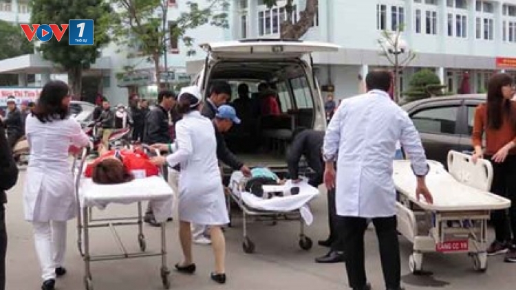 Hơn 1.000 công nhân thuộc công ty Regina Mirade, Hải Phòng phải nhập viện cấp cứu do ngộ độc thực phẩm từ bữa ăn ca. (Thời sự đêm 28/12/2015)