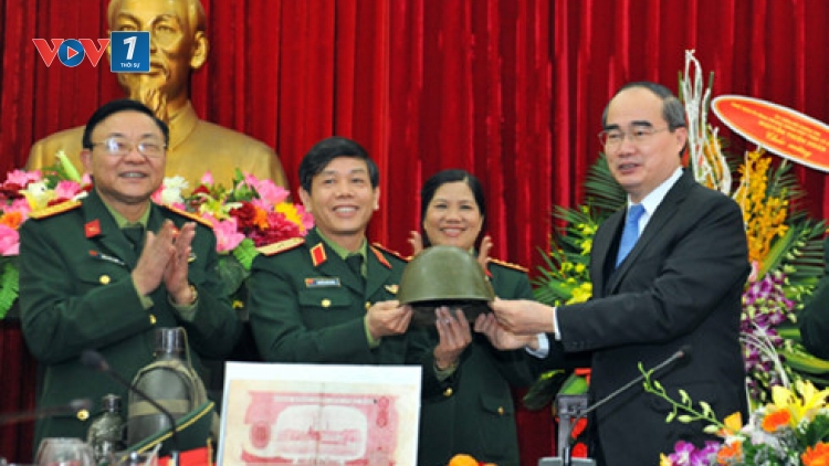 Chủ tịch Ủy ban Trung ương Mặt trận Tổ quốc Việt Nam Nguyễn Thiện Nhân thăm Bảo tàng lịch sử Quân sự Việt Nam. (Thời sự chiều 19/12/2015)