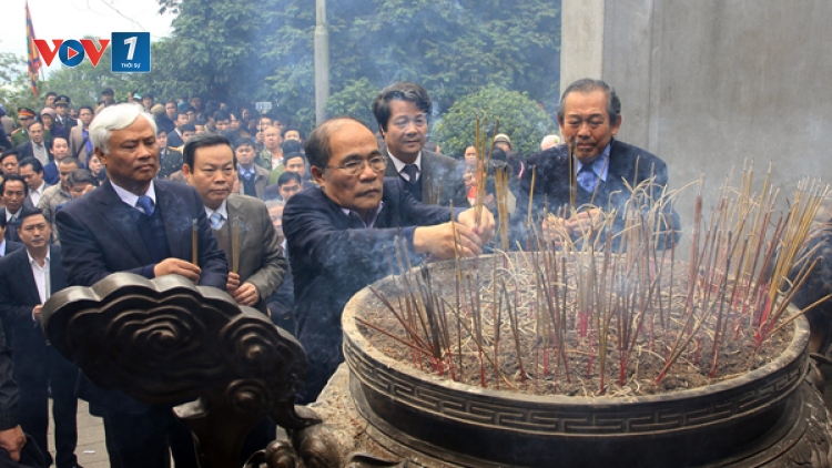 Chủ tịch Quốc hội Nguyễn Sinh Hùng thăm Khu di tích lịch sử đặc biệt quốc gia Đền Hùng, dâng hoa, thắp hương tri ân công đức các Vua Hùng và các bậc tiền nhân đã có công dựng nước. (Thời sự chiều 27/02/2016)
