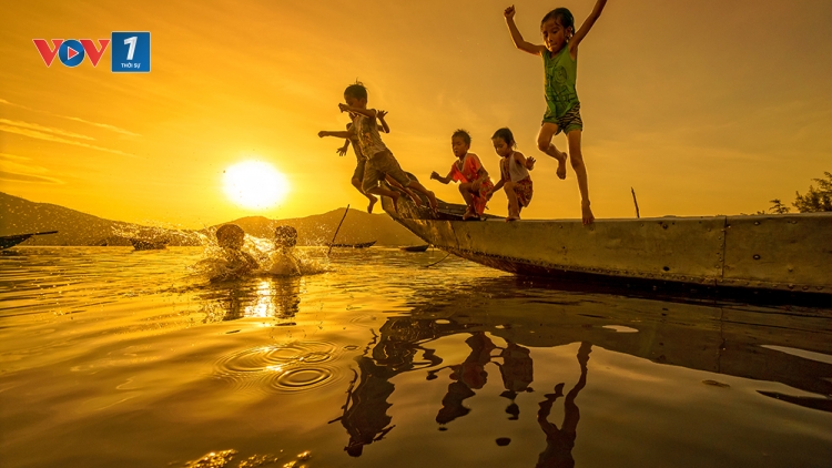 Hôm nay ngày Nhân quyền thế giới. Tại Việt Nam, 70 năm qua chúng ta đã đạt được thành tựu to lớn về nhân quyền.(Thời sự trưa 10/12/2015)