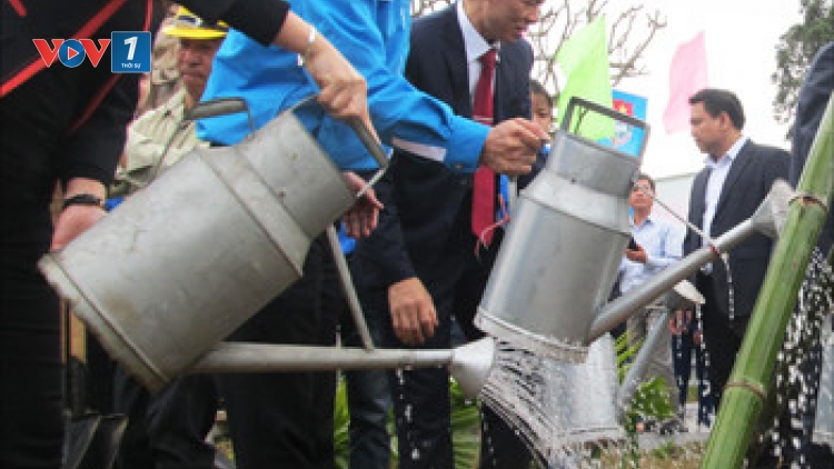 Hôm nay, mùng 5 Tết Bính Thân, các địa phương trên cả nước tổ chức ngày Tết trồng cây, hưởng ứng lời kêu gọi của Chủ tịch Hồ Chí Minh cách đây hơn nửa thế kỷ. (Thời sự trưa 12/02/2016)