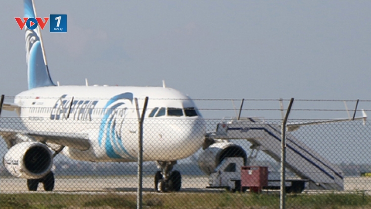 Máy bay Boeing 737 của Hãng hàng không Ai Cập bị một kẻ có vũ trang bắt cóc. (Thời sự chiều 29/3/2016)