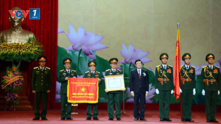 Chủ tịch nước Trương Tấn Sang trao Danh hiệu Anh hùng Lao động cho Ngân hàng Quân đội. (Thời sự trưa 24/12/2015)