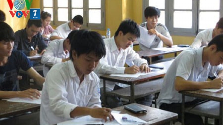 Bộ Giáo dục và Đào tạo công bố chủ trương tổ chức kỳ thi trung học phổ thông quốc gia và tuyển sinh đại học, cao đẳng hệ chính quy năm nay với nhiều điểm mới. (Thời sự trưa 04/02/2016)