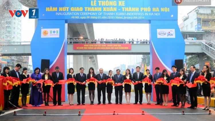 Sáng nay, nút giao Trung Hòa và hầm nút giao Thanh Xuân đã chính thức được thông xe, góp phần giảm ùn tắc giao thông cho trung tâm thành phố Hà Nội. (08/01/2016)
