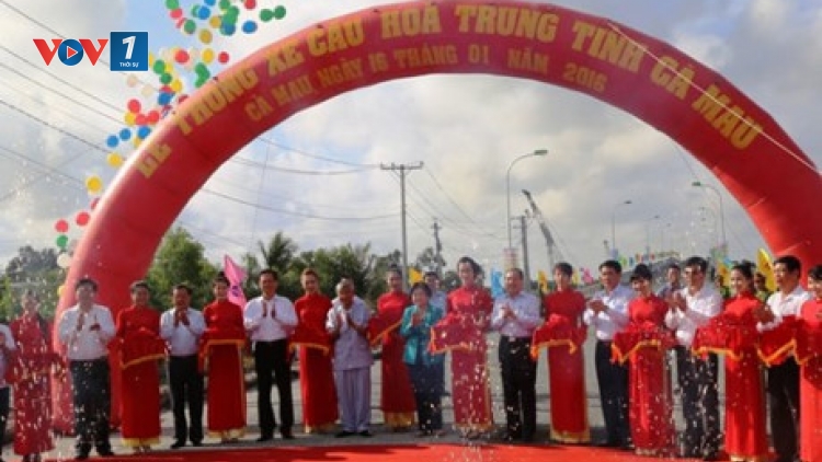 Thủ tướng Nguyễn Tấn Dũng dự lễ khánh thành và thông xe cầu Hòa Trung nối thành phố Cà Mau với huyện Đầm Dơi và thông xe kỹ thuật Dự án đường Hồ Chí Minh đoạn Năm Căn - Đất Mũi. (Thời sự trưa 16/01/2016)