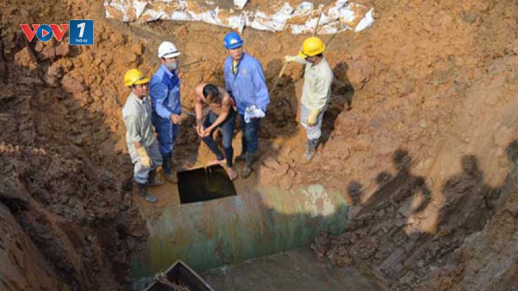 Công ty nước sạch Vinaconex đã khắc phục xong sự cố vỡ đường ống nước sạch Sông Đà lần thứ 17 xảy ra đêm qua. (Thời sự chiều 01/01/2016)