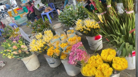 Thị trường ngày Mùng 3 Tết: nguồn hàng dồi dào, đáp ứng nhu cầu của người dân.