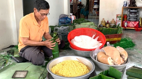 Làng Chuồn nhộn nhịp làm bánh Tét ngày Tết