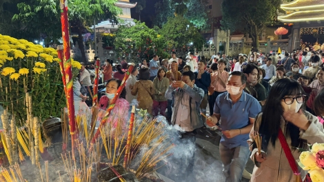 Người dân dân nô nức đi chùa sáng đầu năm