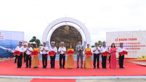 Lữ đoàn 162 khánh thành bức phù điêu “Bác Hồ với bộ đội Hải quân”.