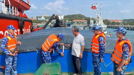 Kiên Giang: bắt hơn 100 tấn phân ure vận chuyển trái phép trên biển