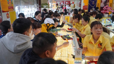 Vàng "nhảy múa" dịp Vía Thần Tài: Nên mua cầu may hay chốt lời?