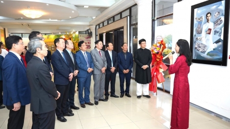 Khai mạc triển lãm chuyên đề "Hồ Chí Minh - Tên Người sáng mãi"