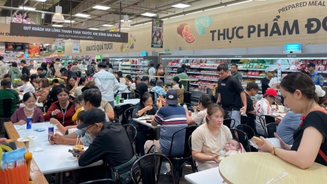 Nhà hàng, quán ăn ở trung tâm thương mại chật kín khách chơi Tết