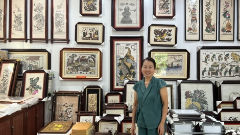Nghệ nhân ưu tú Nguyễn Thị Oanh - Nữ nghệ nhân duy nhất giữ nghề làm tranh dân gian Đông Hồ