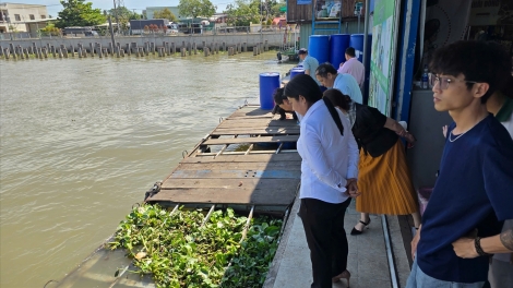 Đình chỉ bè du lịch có du khách rơi xuống sông ở chợ nổi Cái Răng