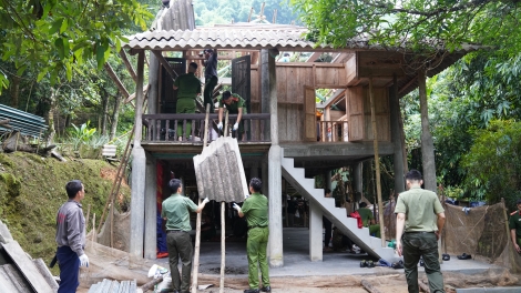 Công an tỉnh Hòa Bình chung tay xóa nhà tạm, nhà dột nát