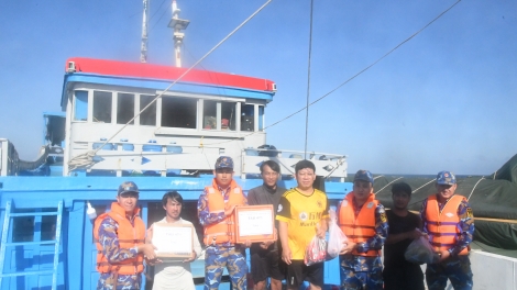 Tàu 471 hỗ trợ lương thực và nước ngọt cho tàu cá khai thác trên ngư trường Trường Sa