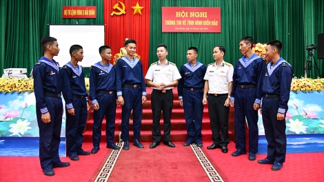 Thông tin về tình hình biển, đảo cho chiến sĩ mới nhập ngũ