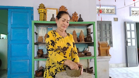 Người phụ nữ Chăm nặng lòng với nghề gốm ở Bình Thuận