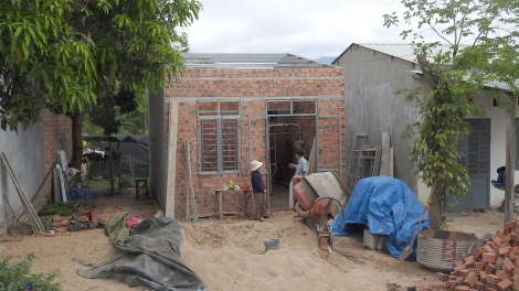 Đảng viên ở Kon Tum đi đầu giúp dân xoá nhà tạm, nhà dột nát