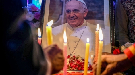 Nhiều lãnh đạo châu Âu bày tỏ tiếc thương Giáo hoàng, Vatican hoãn lễ phong thánh thế hệ thiên niên 