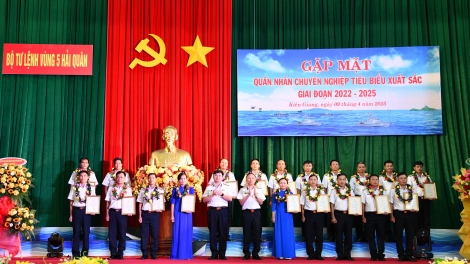 Vùng 5 Hải quân tuyên dương 19 quân nhân chuyên nghiệp tiêu biểu xuất sắc