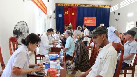 Lữ đoàn 162 phối hợp tư vấn, khám sức khỏe và cấp phát thuốc miễn phí cho bà con nhân dân