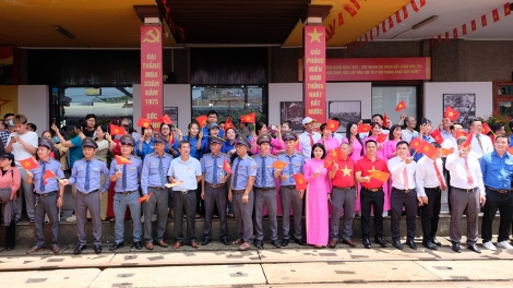 Xúc động không khí sum họp 2 miền Nam- Bắc tại ga Đà Nẵng trên đôi tàu Thống Nhất