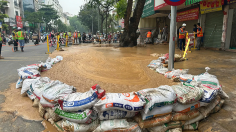 Cát Linh: Xảy ra sự cố bùn phun trào khi thi công hầm ngầm tàu metro Nhổn - Ga Hà Nội.