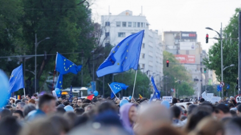 Hàng ngàn người Romania biểu tình ủng hộ EU trước cuộc bầu cử tổng thống vòng hai