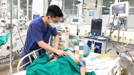 Bé gái 7 tuổi nguy kịch vì thanh gỗ mục đâm vào chân khi chơi đá bóng (01/05/2025)