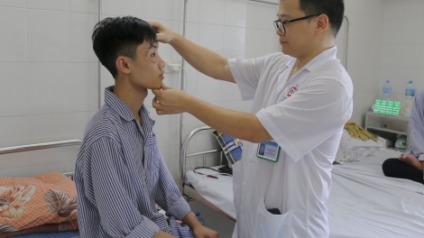 Bệnh viện tuyến tỉnh lần đầu ứng dụng công nghệ cao tái tạo ổ mắt phức tạp (10/05/2025)