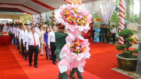 Hậu Giang tổ chức Lễ báo công, dâng hoa viếng Bác tại Đền thờ Bác Hồ