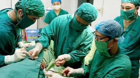 Cành cây dài 20cm nằm trong lồng ngực cụ bà suốt 2 năm (16/05/2025)