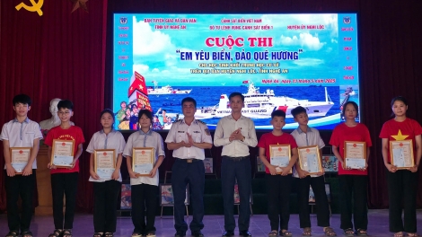 Nghệ An: Trao 26 giải thưởng cuộc thi “Em yêu biển đảo quê hương”